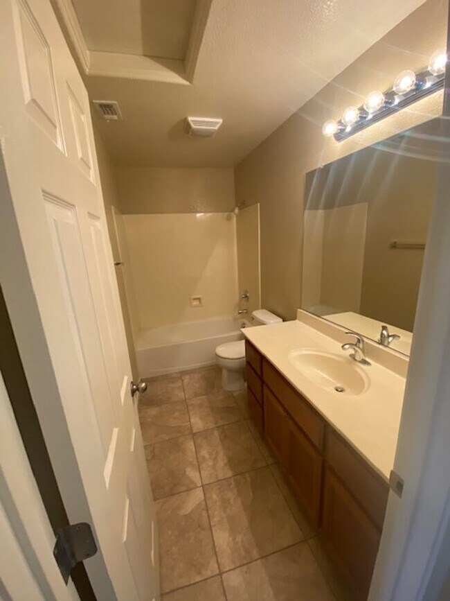 Building Photo - Rare Find in Lincoln!  Spacious 3 Bedroom 2.5 Bath Home Walking Distance to the Park