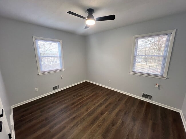 Building Photo - Move-In Ready 6-Bedroom Home in Raytown