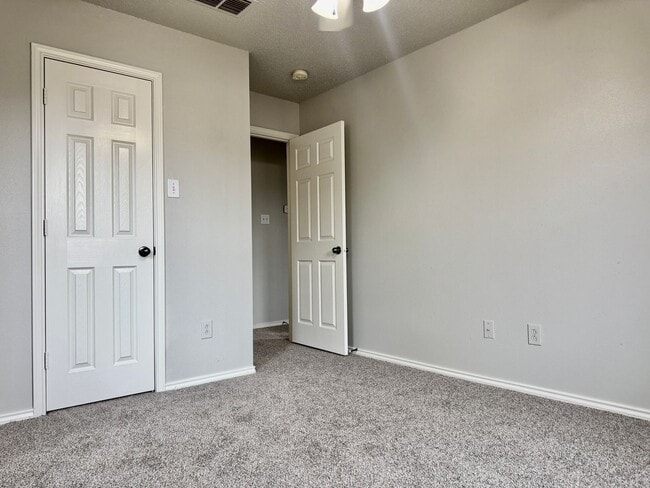 Building Photo - Adorable 2/1/1 Near Marsha Sharp!