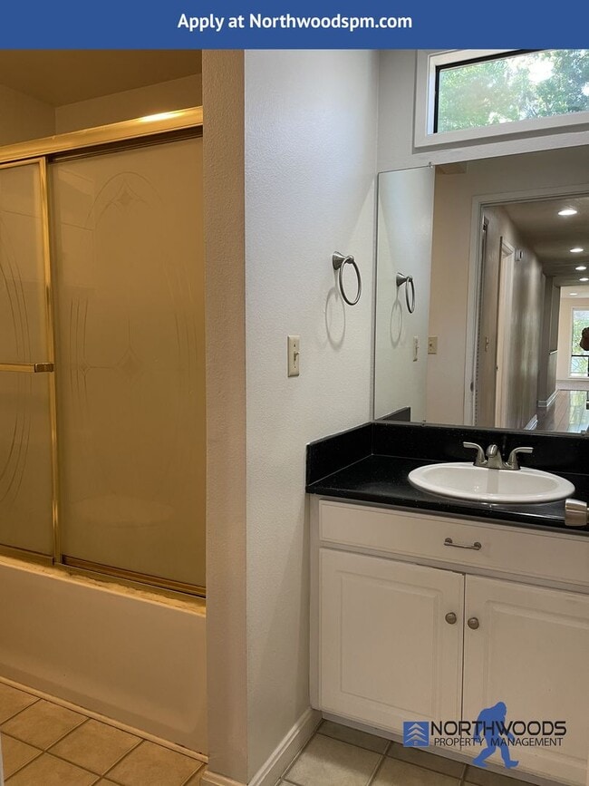 Building Photo - Charming 3 Bedroom 2 Bath Home in Very Nic...