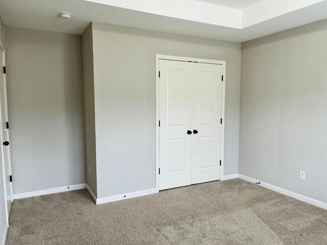 Building Photo - WOW! 5 bed, 4 full baths, brick exterior, ...