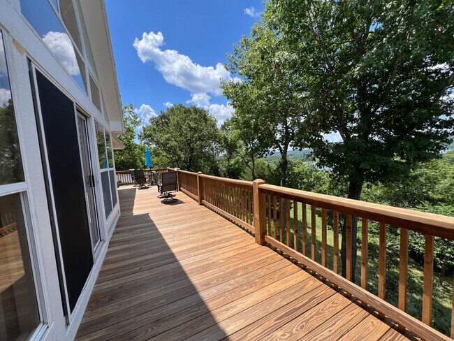 Building Photo - Beautiful Lake House