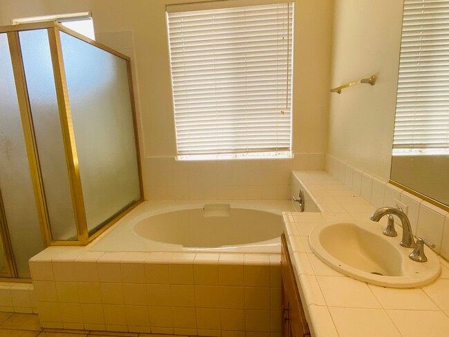 Building Photo - $2,795 Peach & Alluvial, Pool + Clovis Trail Access | W. Fallbrook Ave, Clovis