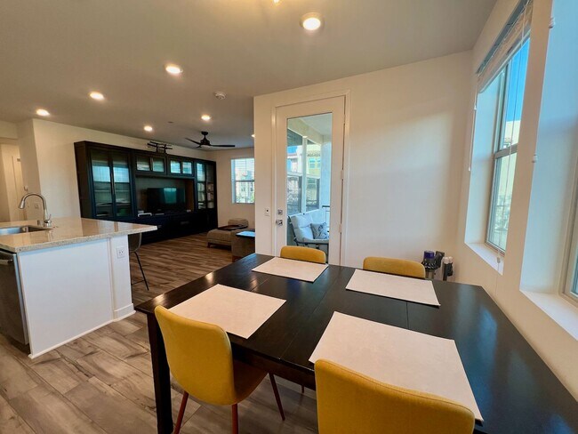 Building Photo - 2 bed 2bath w/attached garage, Pet-friendl...