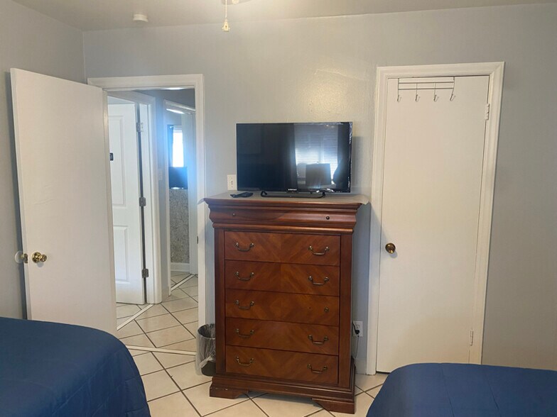 Building Photo - 810 Clarendon St