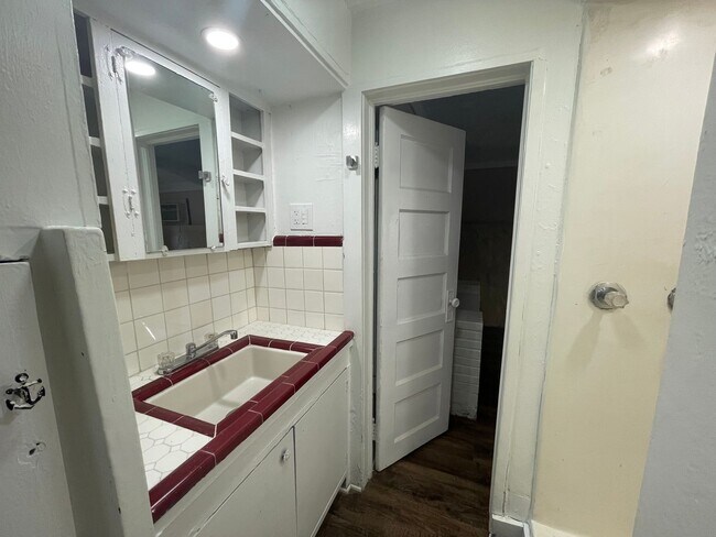 Building Photo - Free February rent $$$ Downstairs Unit Ready for Move-in~ Spacious one Bedroom & one Bath   ((New...
