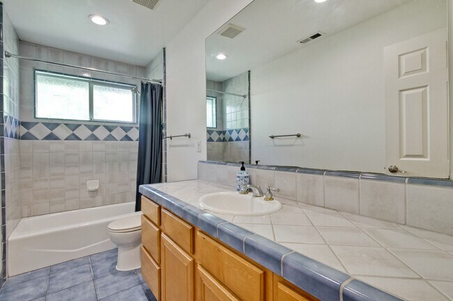 Building Photo - Large single family 4 Bed, 2 1/2 Bath Home...