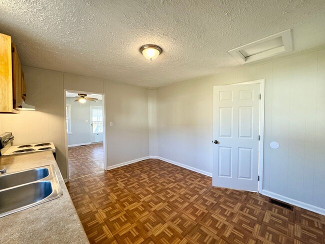 Building Photo - Lovely 2 Bedroom Rancher… Waiting for You to Make it Home!