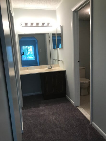 Master bath / vanity area - 125 Leedom Way