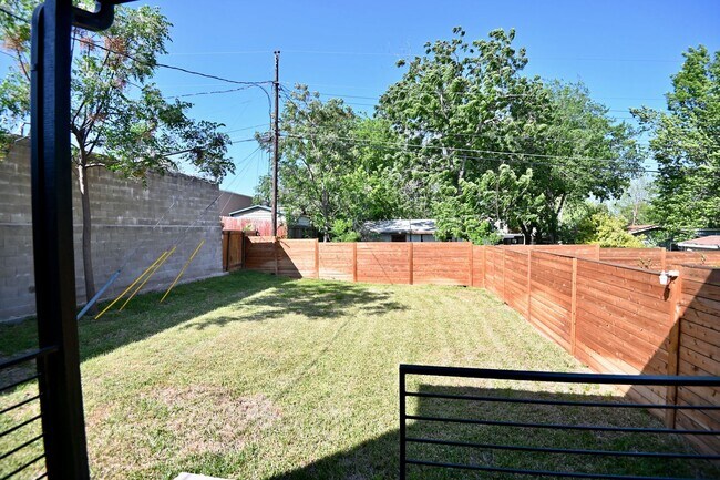 Building Photo - South Austin Oasis