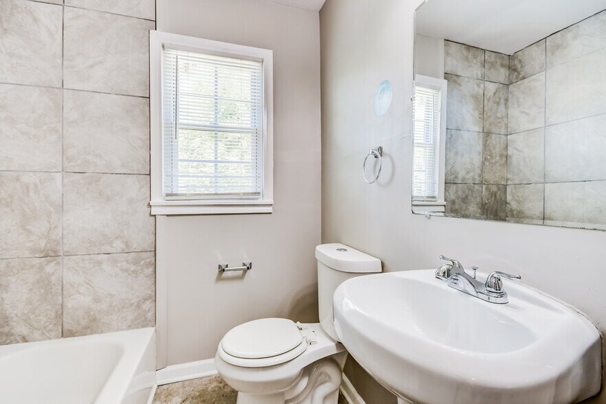 Building Photo - 960 7th Pl