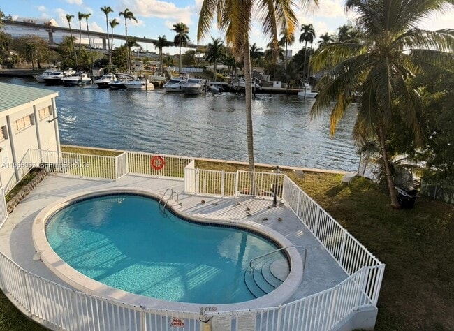 Building Photo - 1610 NW N River Dr