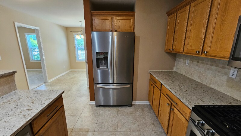 Building Photo - 647 Knolls St W