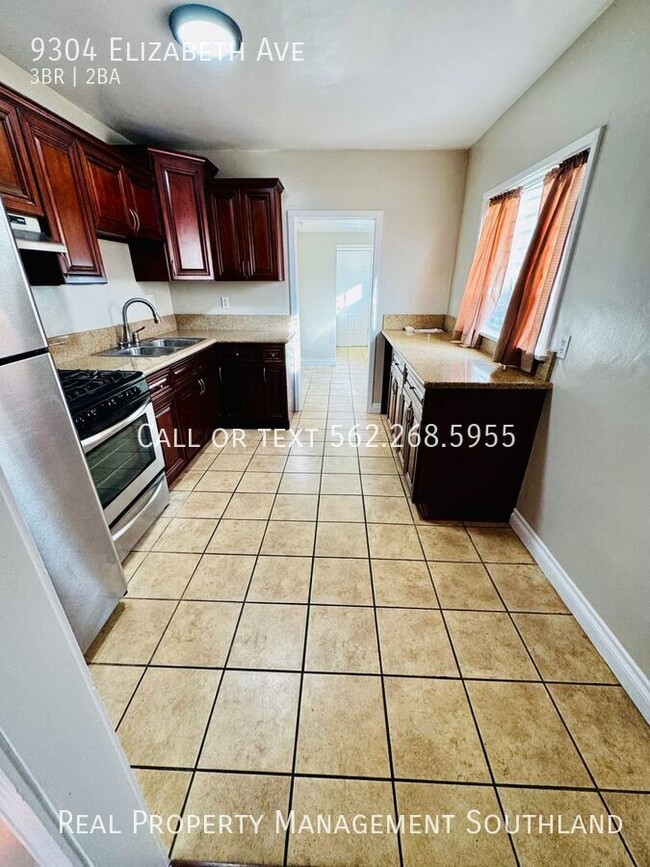 Building Photo - Three Bedroom Home with Garage for Rent in...