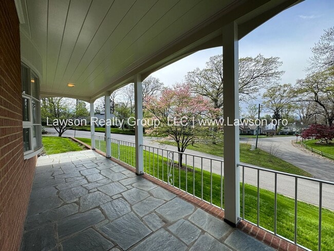 Building Photo - Spacious South Roanoke Home with Lawn Care Included