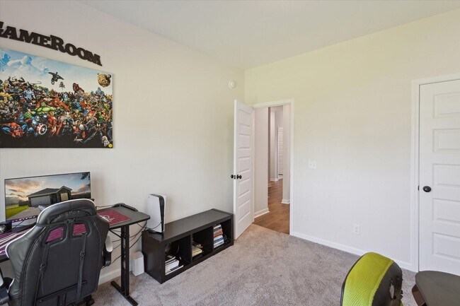 Building Photo - AVAILABLE JULY 2025 [PET FRIENDLY]