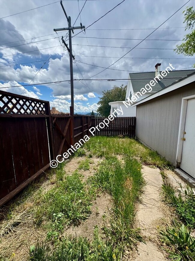 Building Photo - 5 bedroom 3 bath house with fenced yard