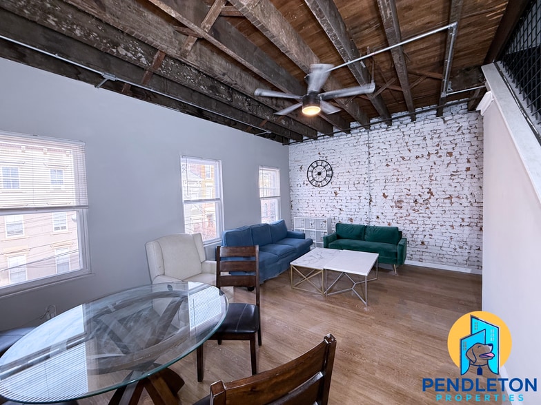 Building Photo - 525 E 13th St