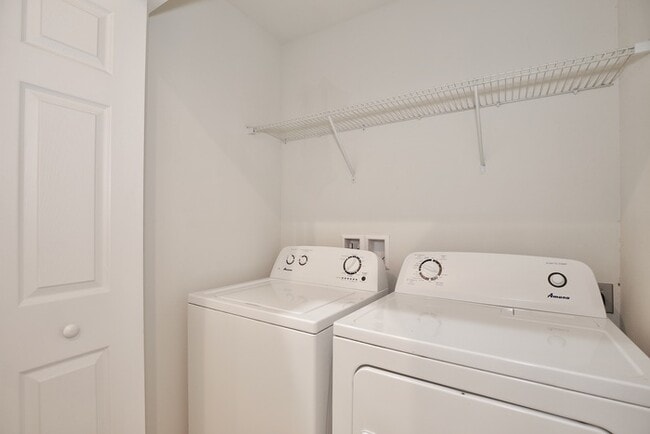 Building Photo - Beautiful 3/2.5 Spacious Townhome with 1 Car Garage in the Gated Community of Jackson Park - Orla...