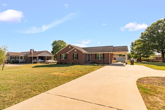 Building Photo - Beautifully Updated 3 bedroom, 2 bathroom Brick Ranch in Lexington