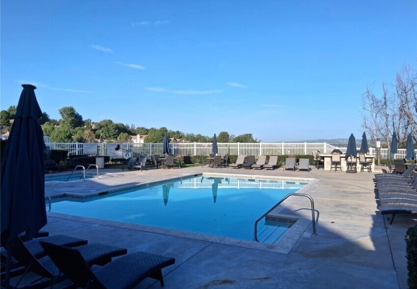 Pool with barbecues - 1186 S Country Glen Way