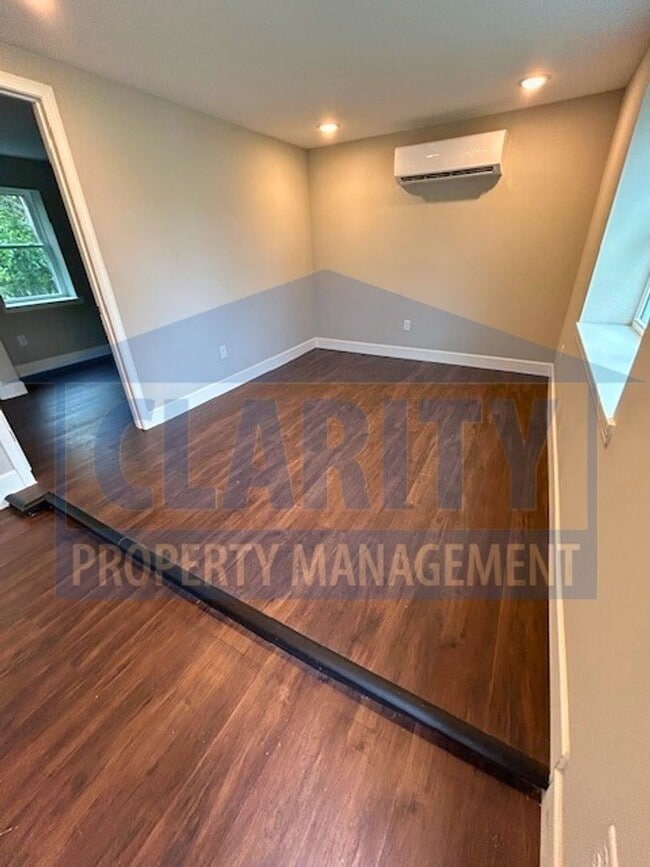 Building Photo - 860 Berry St NE