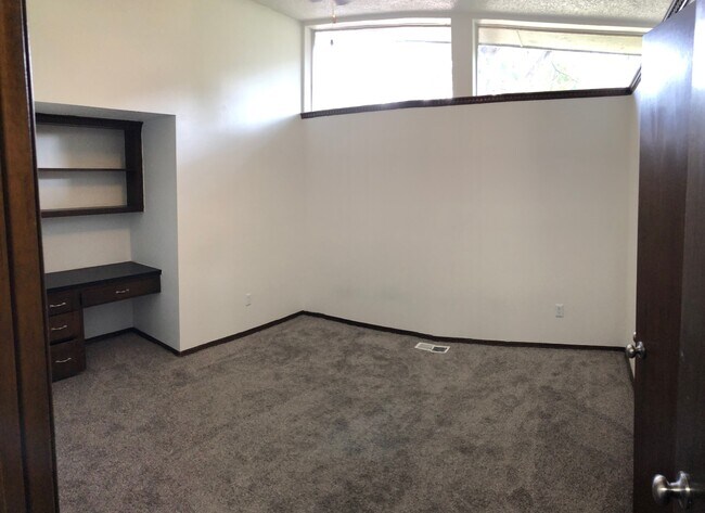 Building Photo - Large 3-Bedroom with Vaulted Ceilings