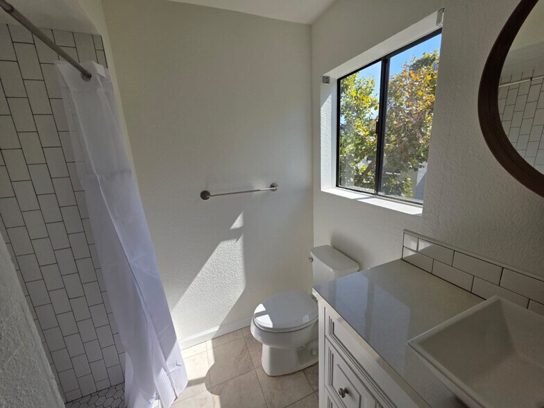 Building Photo - 2210 River Run Dr