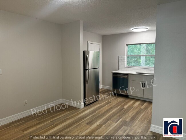 Building Photo - Renovated Spacious 2/2~w/All-in One Washer...