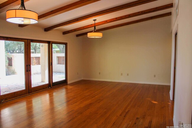 Building Photo - 539 Woodcrest Dr