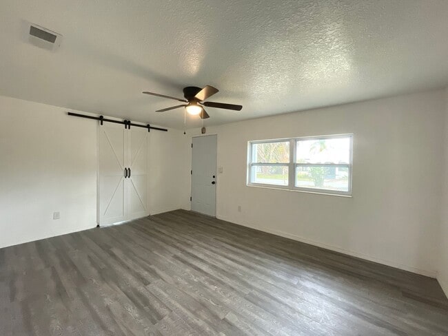 Building Photo - Newly Renovated 2/1 Duplex in Lake Helen FL!