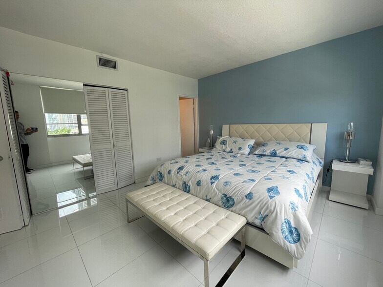 Building Photo - 801 Brickell Bay Dr