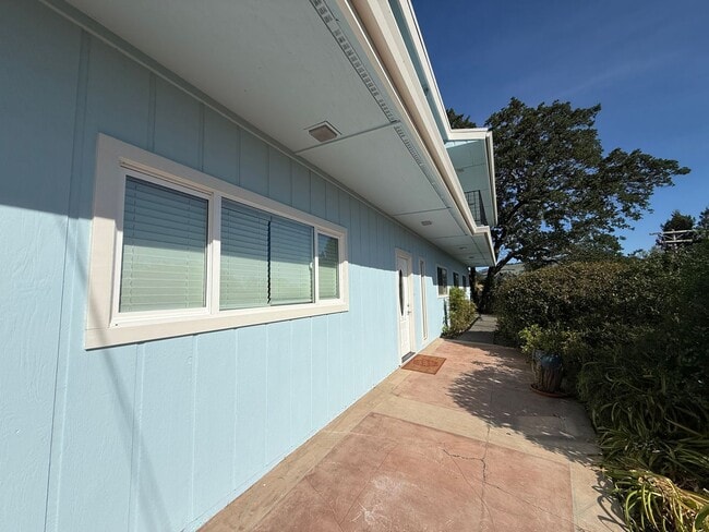 Building Photo - SPACIOUS 3BR/3BA NOVATO HOME WITH FLEXIBLE FLOORPLAN, LARGE FAMILY ROOM AND BONUS AREAS, GREAT OU...