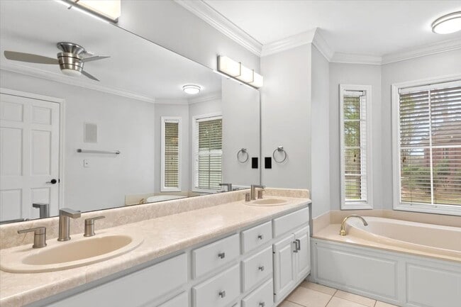 Building Photo - Stunning 3 bed 2.5 bath home in Cove Creek subdivision!