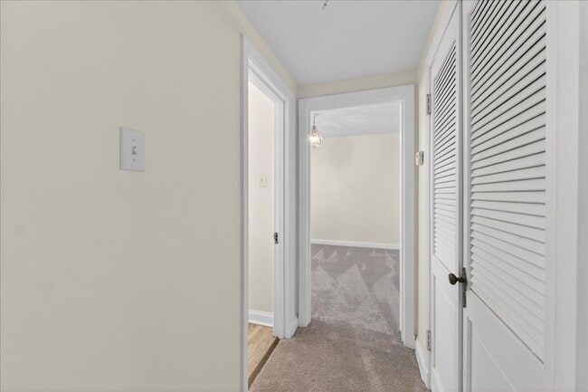 Building Photo - 923 S Hanley Rd