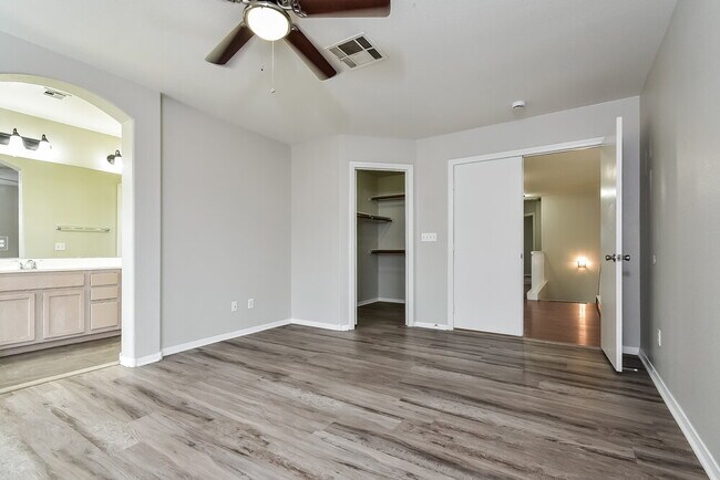 Building Photo - 4701 Cliff Breeze Dr