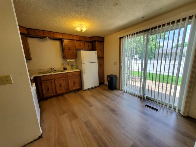 Building Photo - 2 Bed, 1.5 Bath Townhouse – Thomas Drive