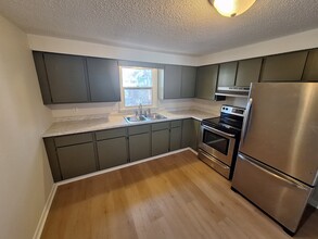 Building Photo - 204 Elm St