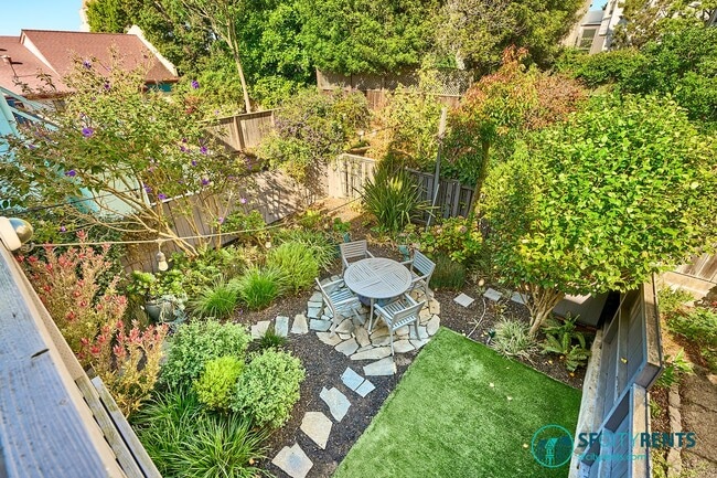 Building Photo - Presidio Heights: Remodeled Flat w/ Privat...