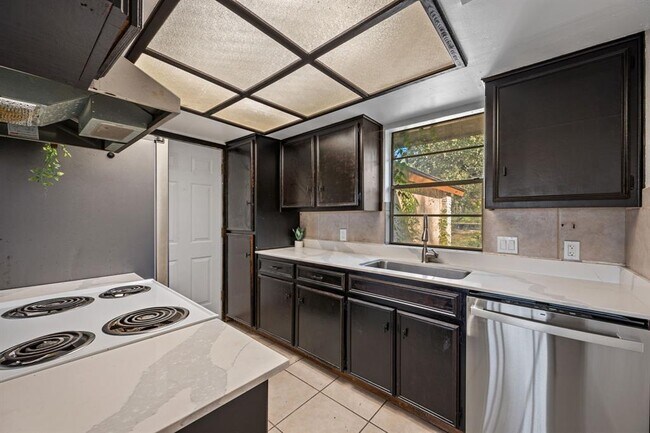 Building Photo - 13200 Running Doe Ln