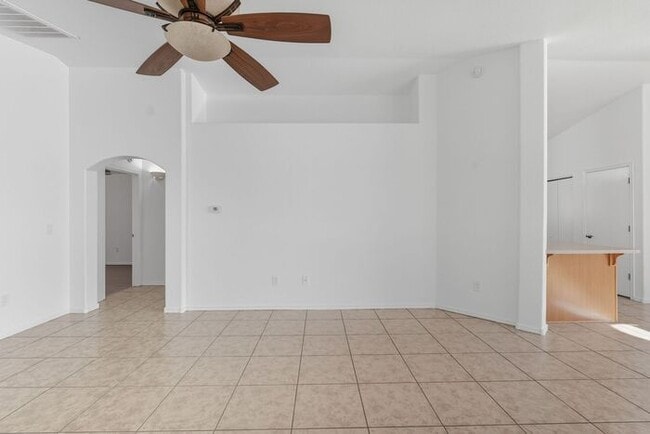 Building Photo - Bright & Inviting Tucson Home Near Davis-M...