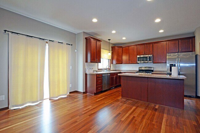 Building Photo - Spacious 4-Bed 4-Bath Home in Shakopee - Available Now!