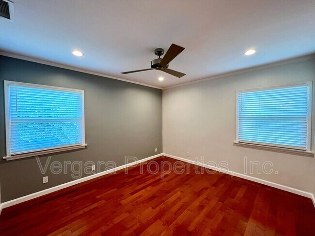 Building Photo - 6531 W 85th St