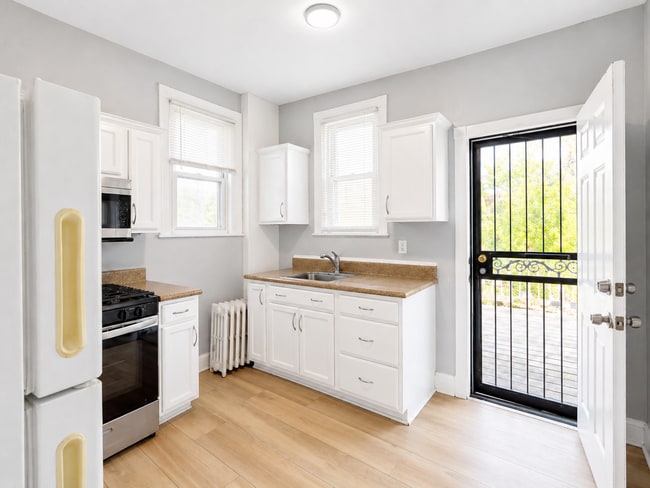 Building Photo - Home with Modern Kitchen, Finished Basement & Backyard Deck