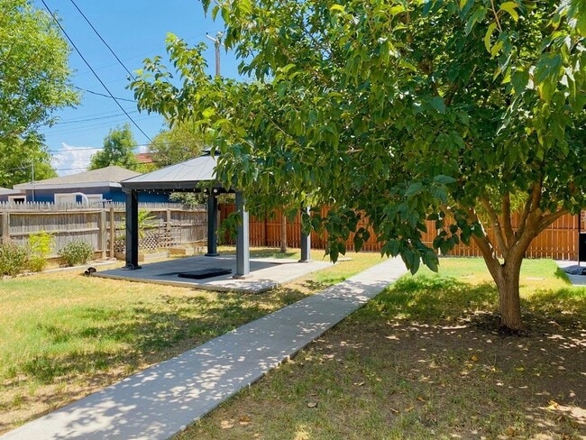 Building Photo - 1926 W Adams St