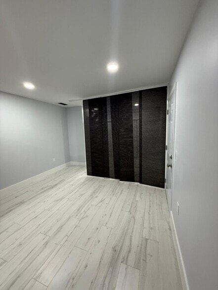 Building Photo - 8812 N Crescent Dr