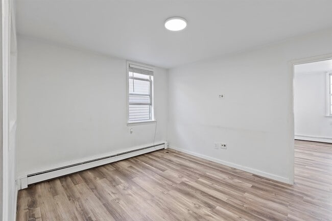 Building Photo - 676 Chestnut St