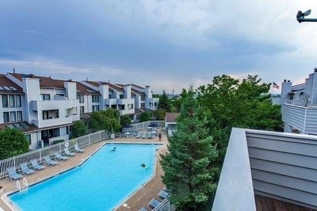 Building Photo - 750 Mainsail Ln