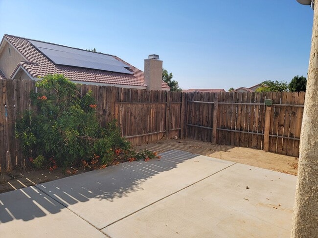 Building Photo - Single story Rosamond Home