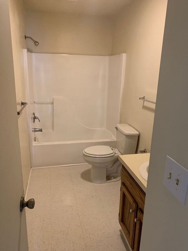 Building Photo - Quaint home located in City Limits